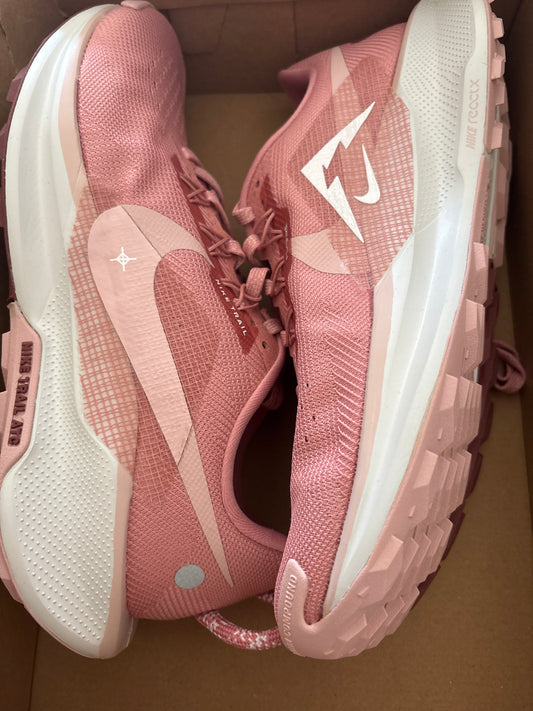 Nike Reactx Pegasus Trail 5 in rosa/weiss, Größe 42