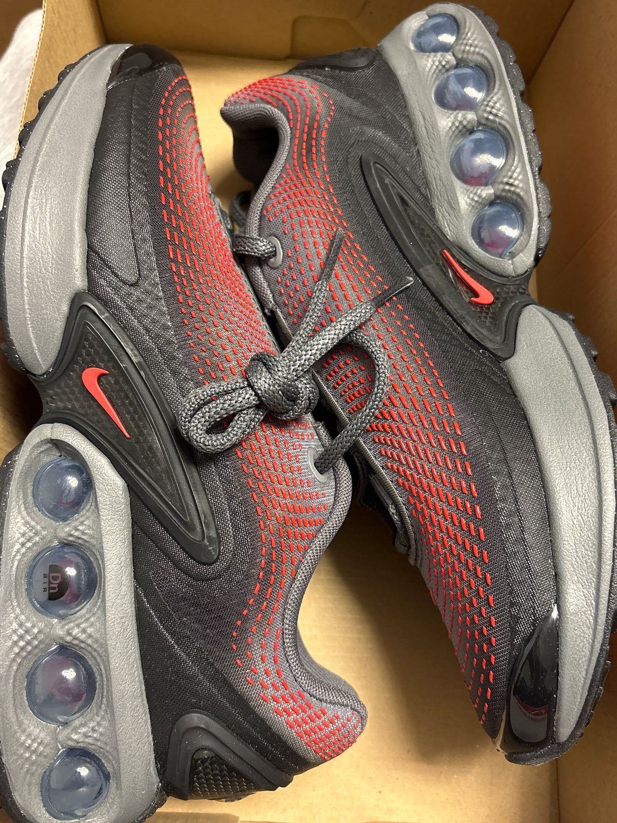 Nike Air Max DN in schwarz/rot/grau, rote Akzente Größe 38,5