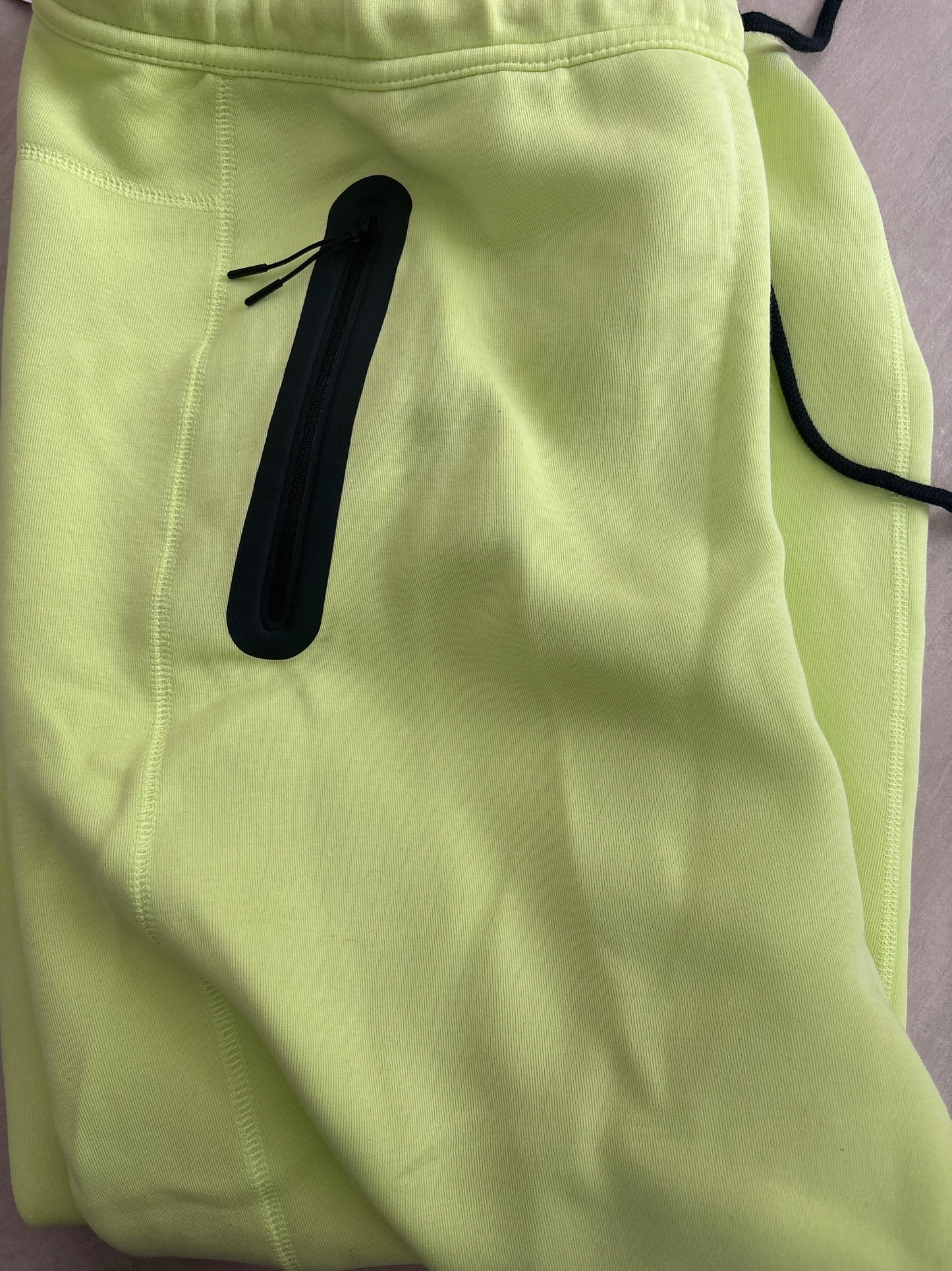 Nike Techhose in neongrün, Größe M