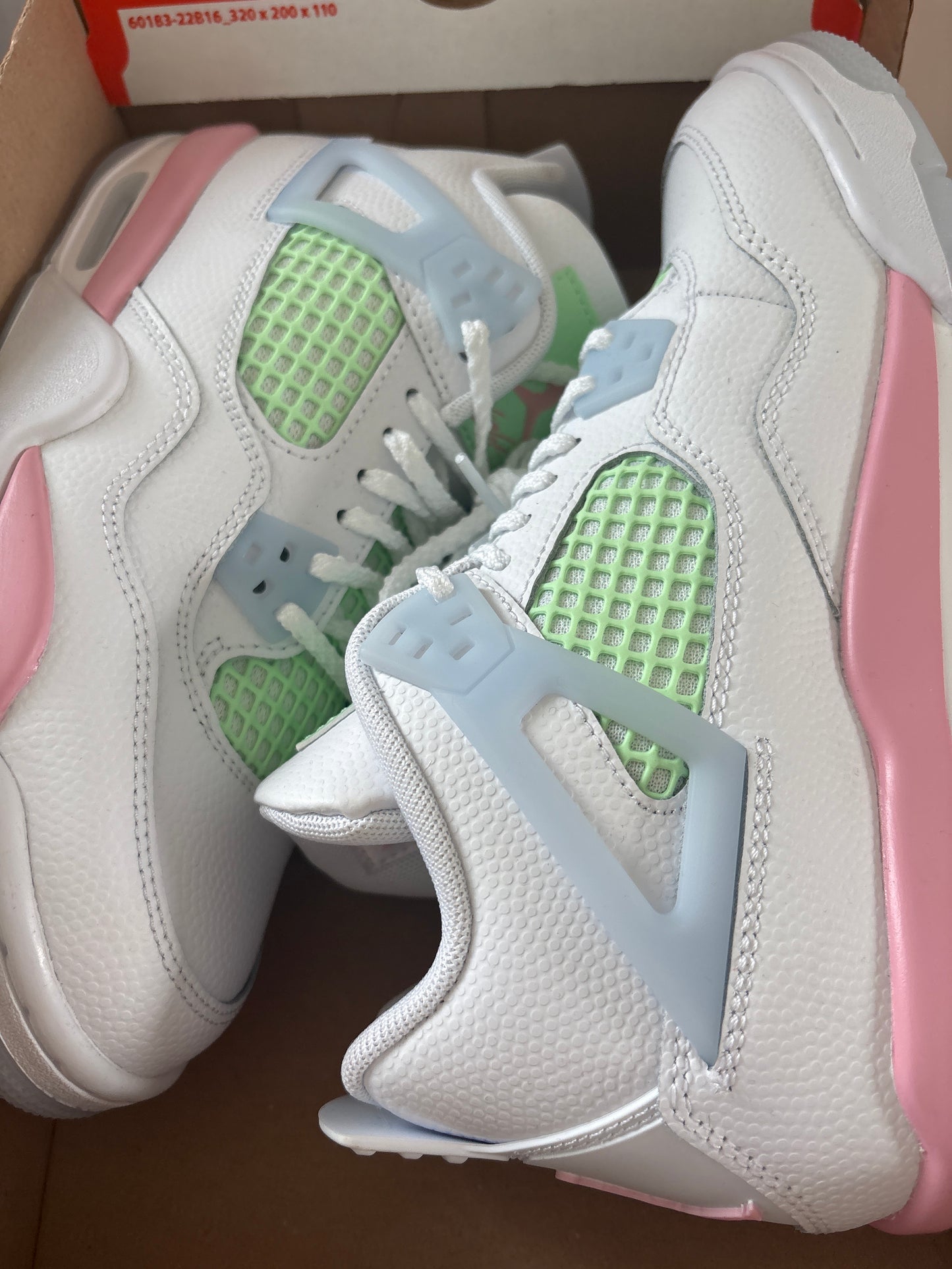 Nike Air Jordan 4 Retro in weiß/mint/blau/rosa, Gr. 38