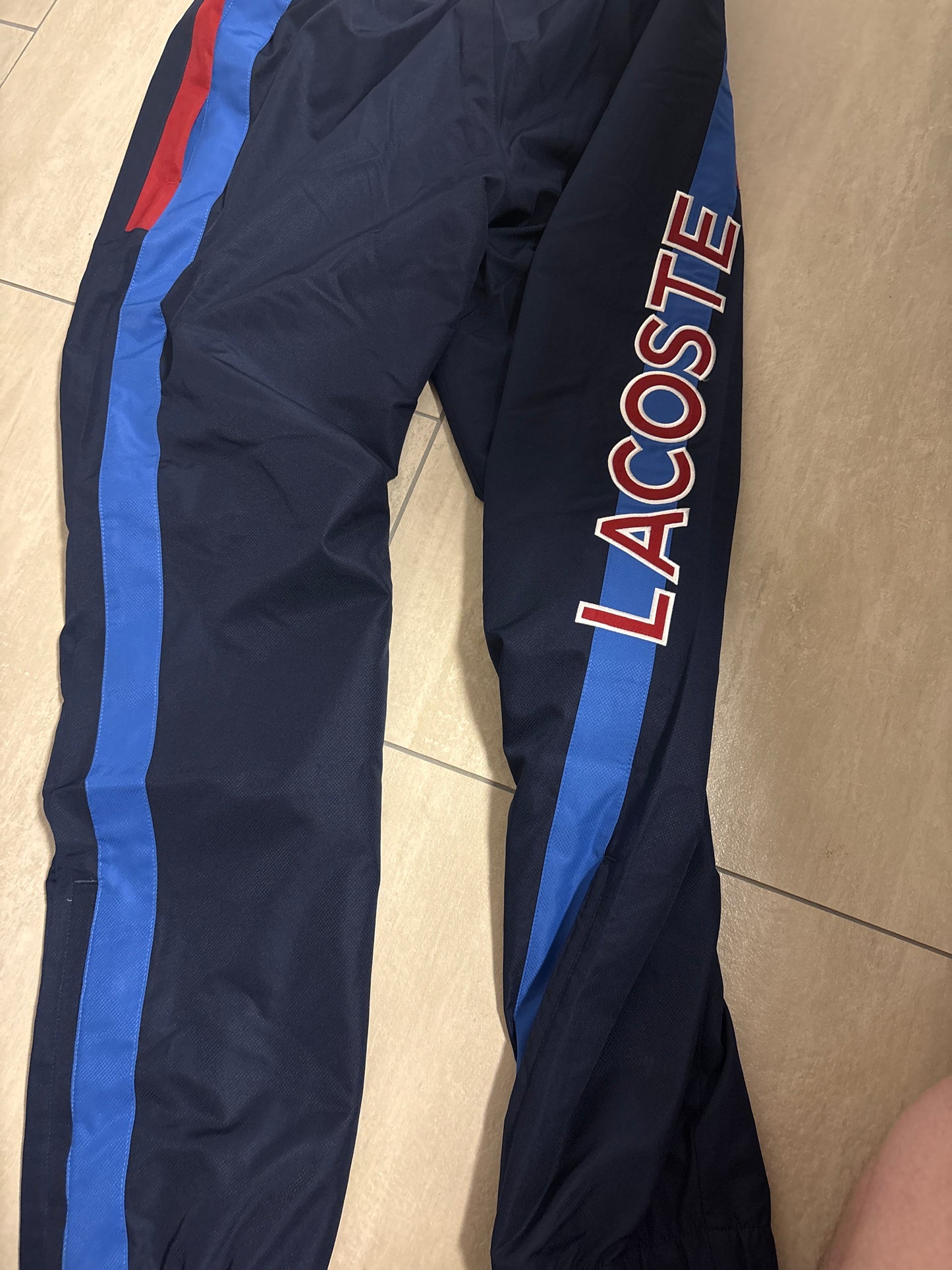 Lacoste Hose, blau/rot, Größe wählbar