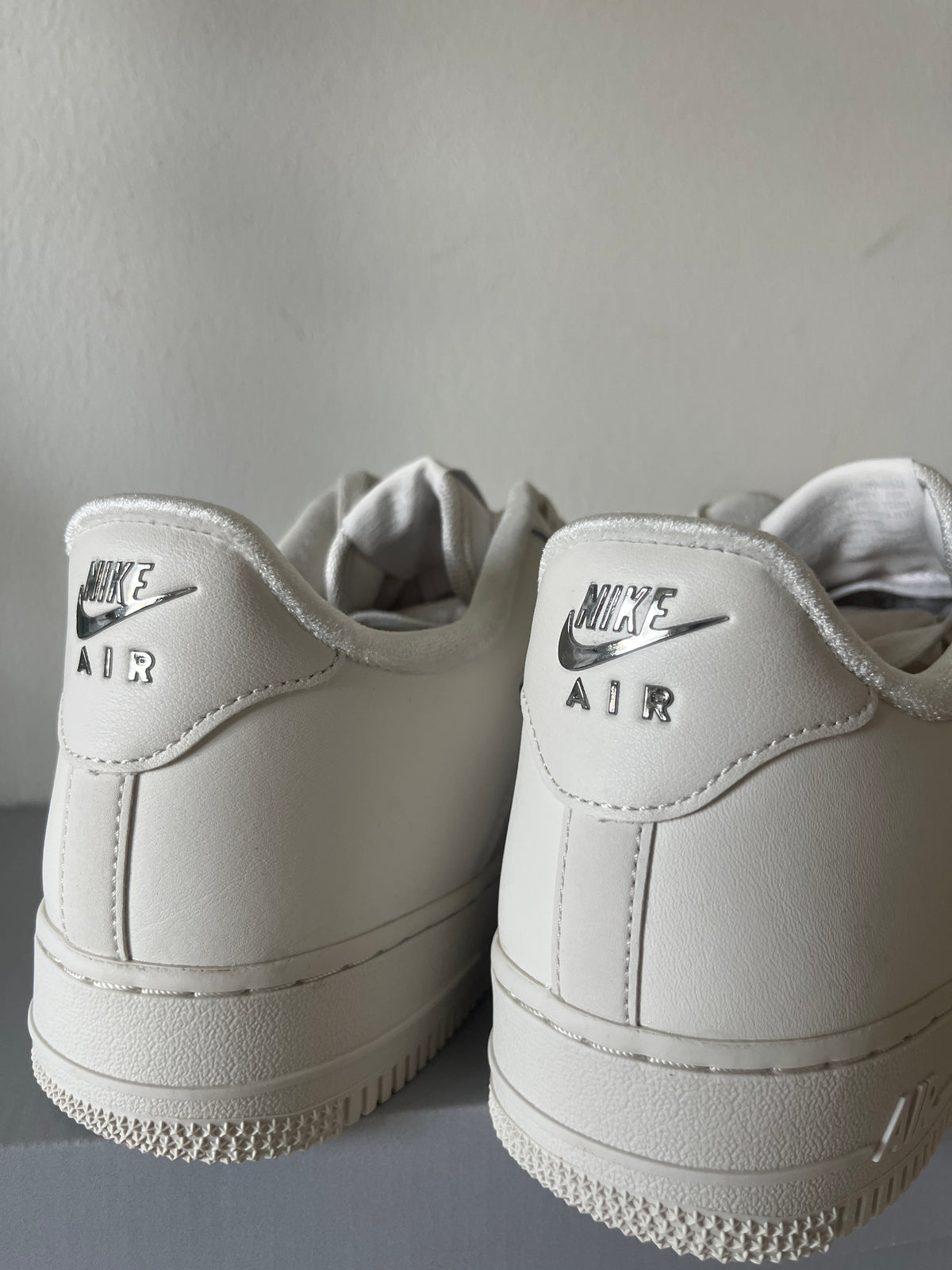 Nike Air Force 1 '07 weiß mit silbernen Swoosh, Größe wählbar