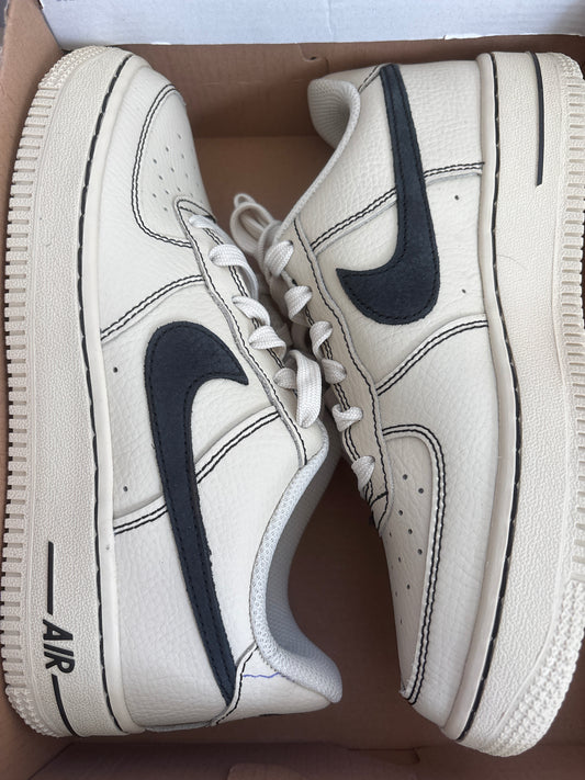 Nike Air Force 1 in creme/schwarz, Größe 36,5