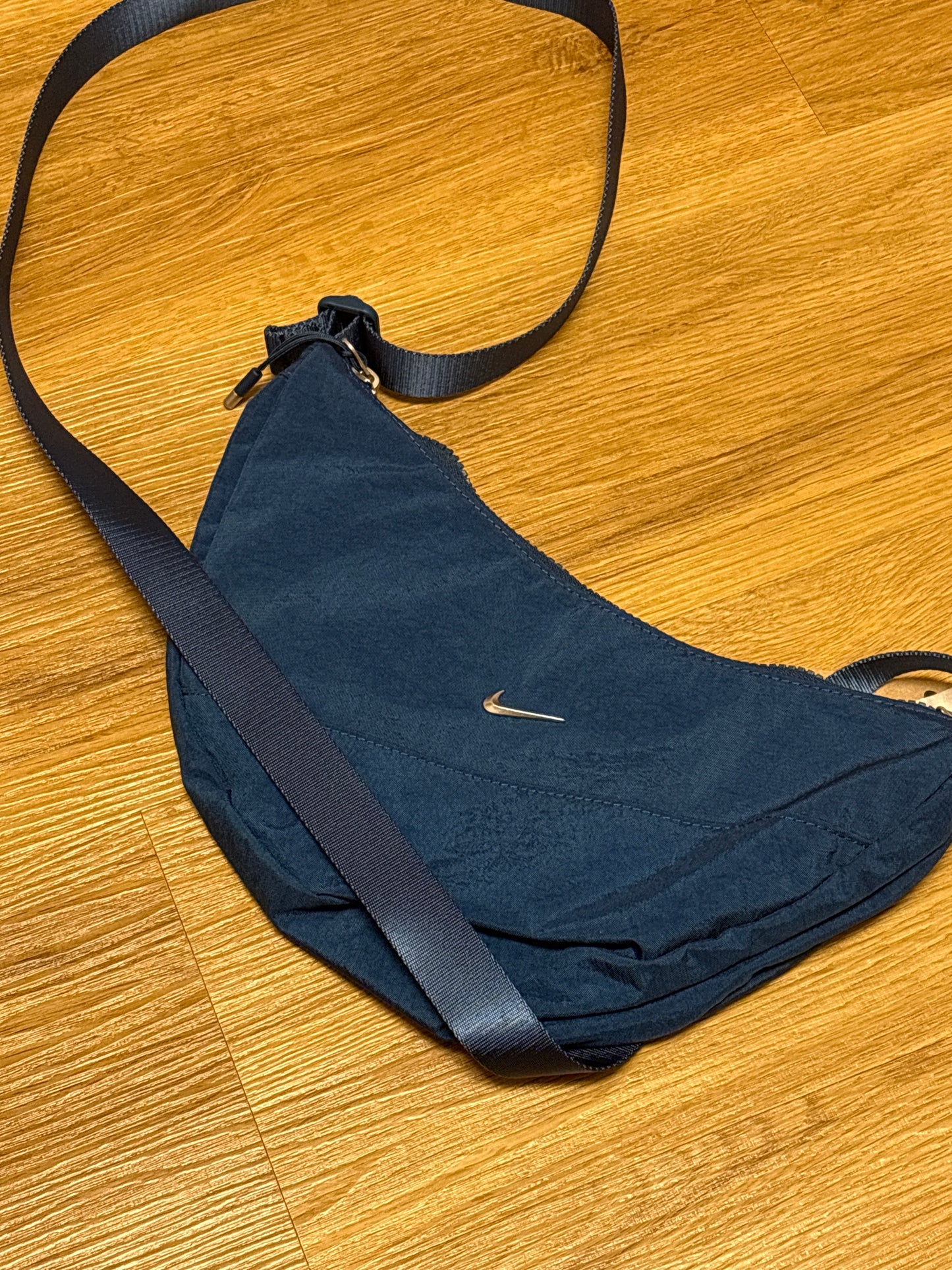 Umhängetasche blau Halbmond