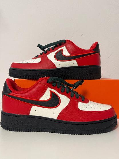 Nike Air Force 1 Low in rot/weiß/schwarz mit dunkelgrünen Schnüren, Größe 41