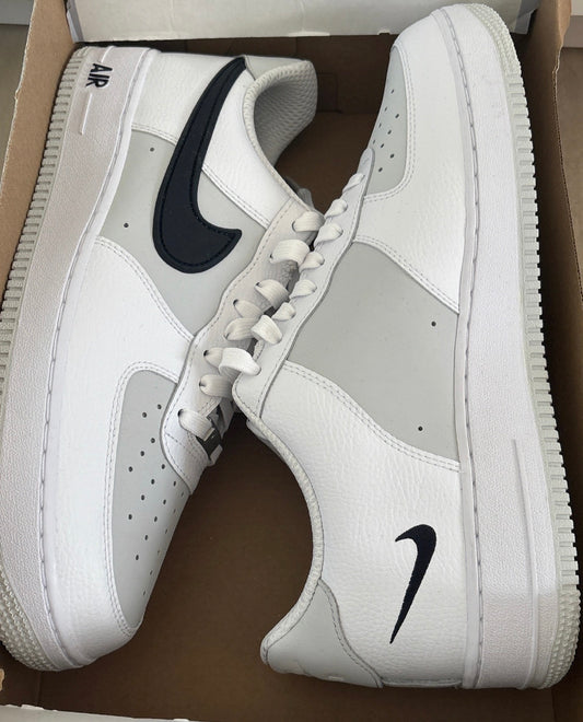 Nike Air Force 1 '07 LV8 in weiß/grau/schwarz, Größe 46