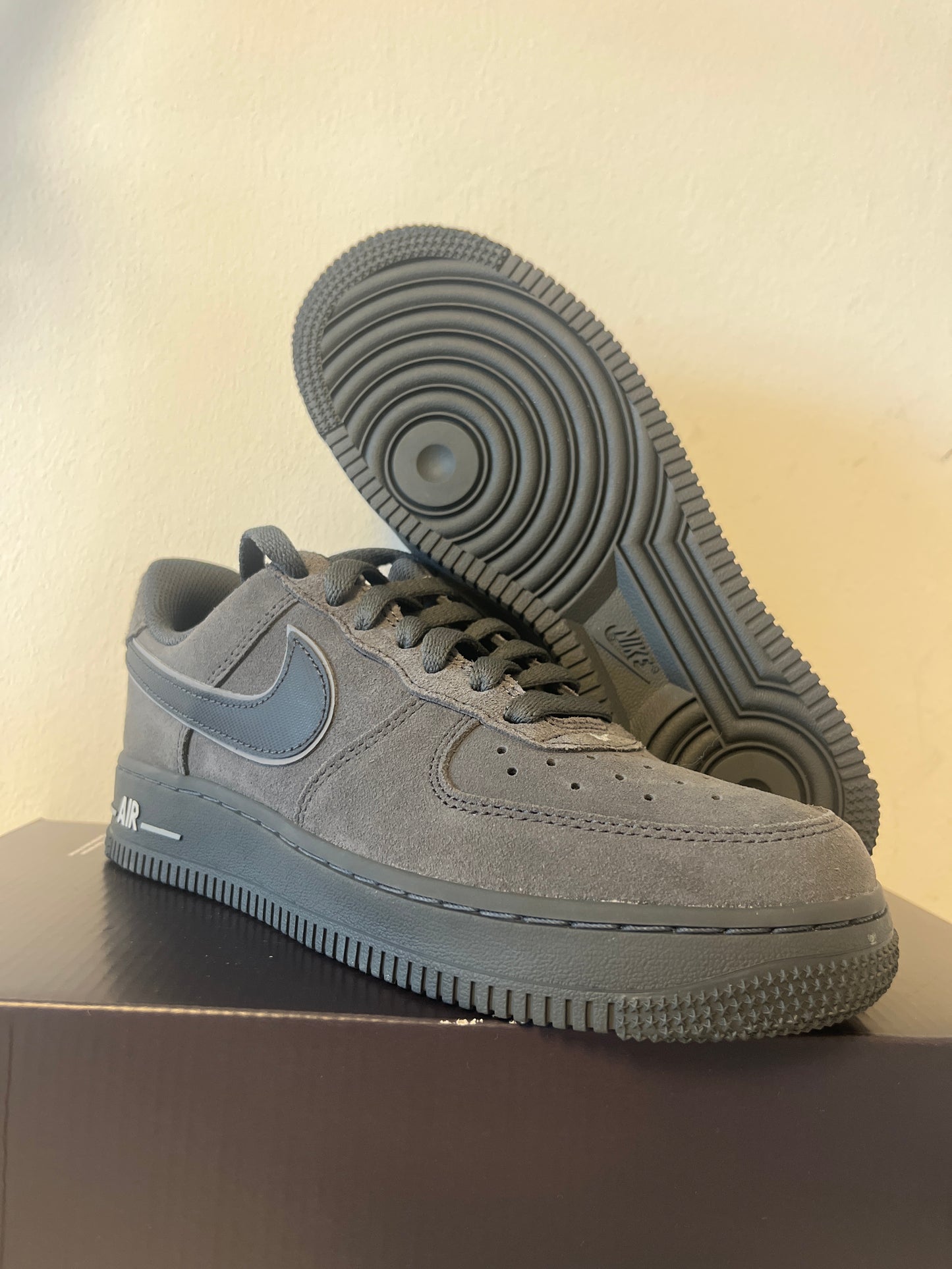 Nike Air Force 1 '07 LV8 in dunkelgrau/schwarz aus Wildleder, Größe wählbar