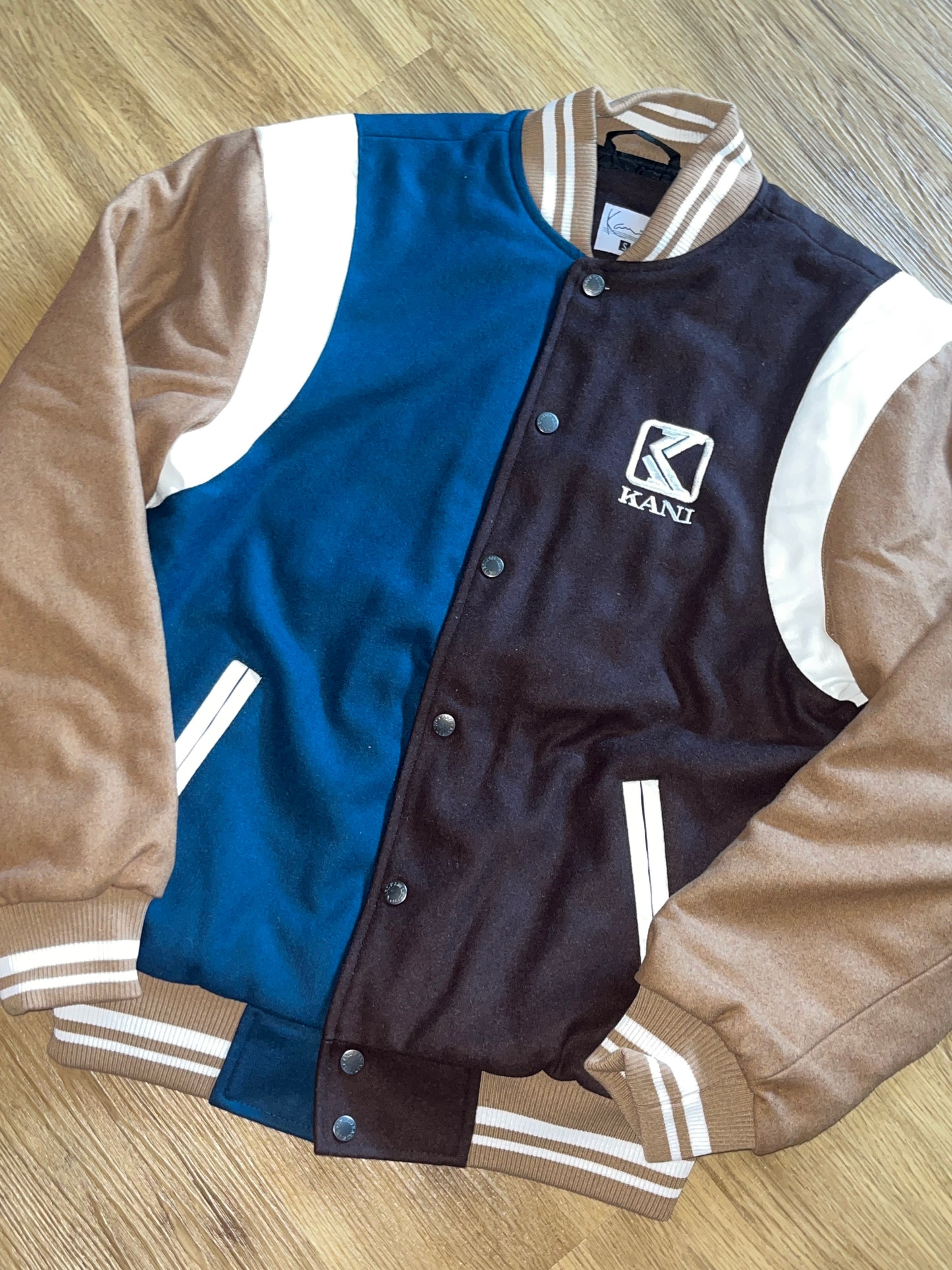 Karl Kani College Jacke in türkis,verschiedene brauntöne, Größe S