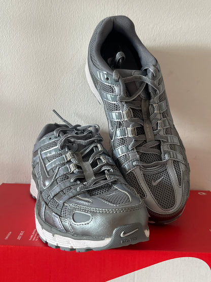 Nike P-6000 in grau/silber, Größe wählbar