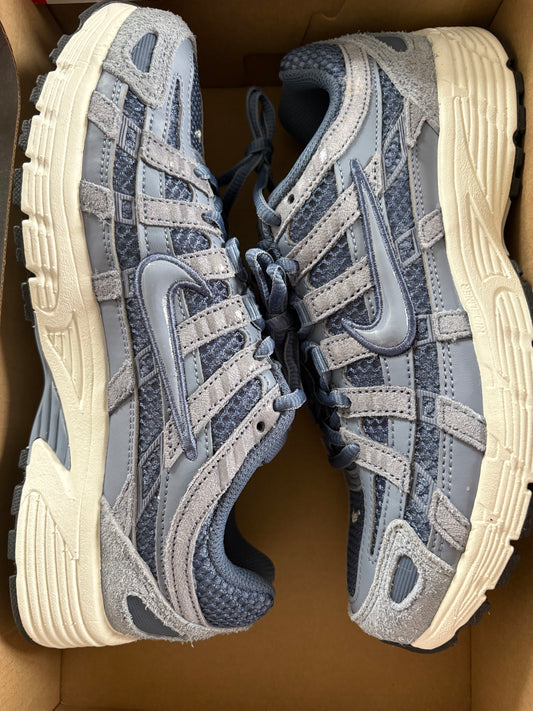 Nike P-6000 in verschiedenen Blautönen, Größe 38,5