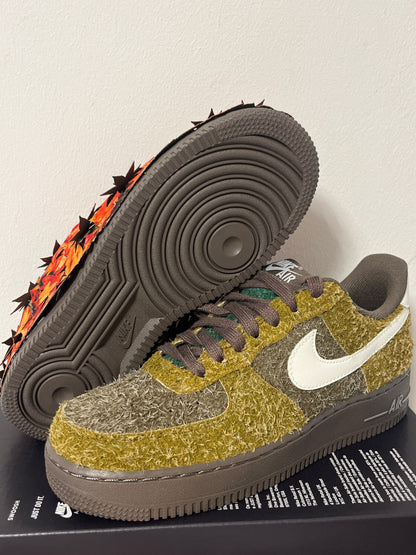 Nike Air Force 1 ´07 LX in grün mit Moos-Optik und Blätter-Überzug in rot/orange, Größe 39
