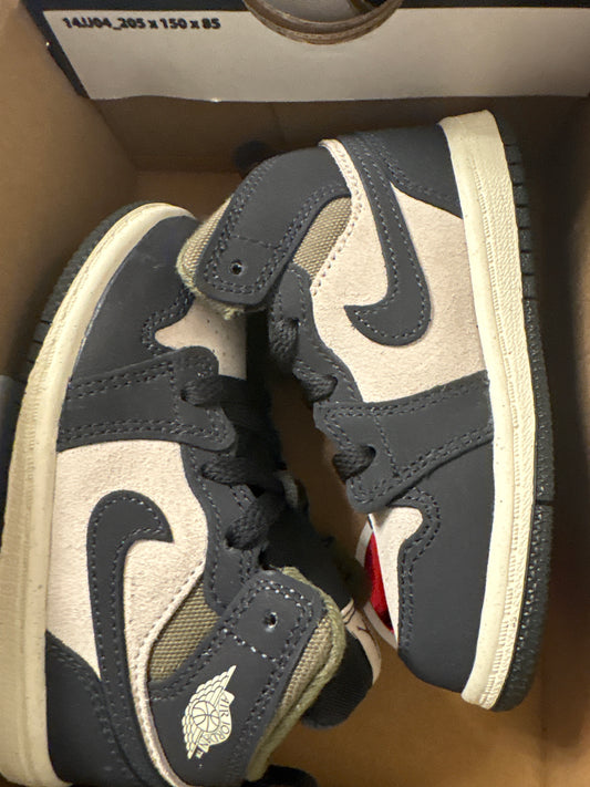 Nike Jordan 1 Mid, grau/schwarz/grün, Größe 23,5