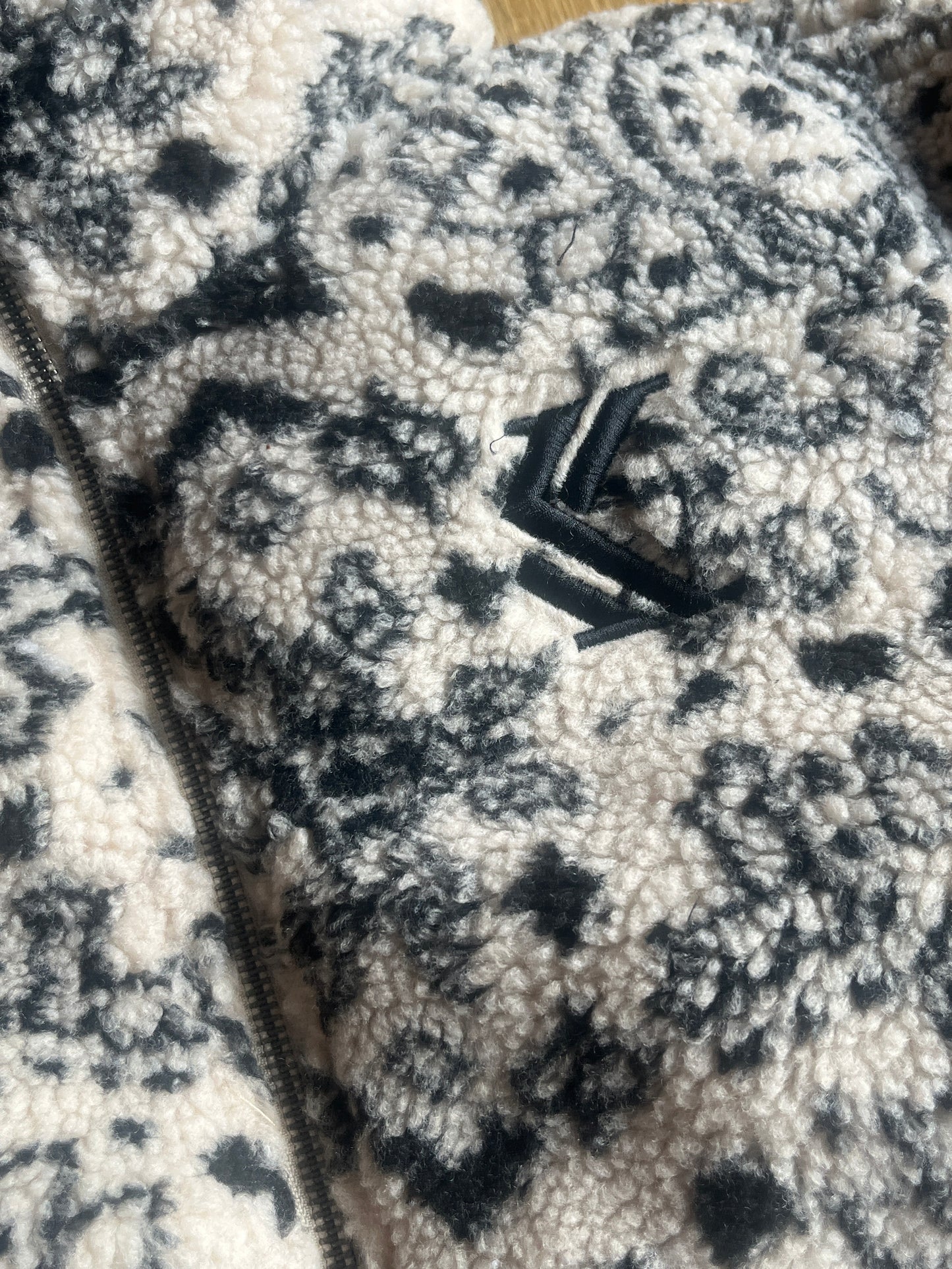 Karl Kani Puffer Plüsch Jacke in creme mit schwarzen Mustern. Größe S