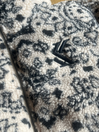 Karl Kani Puffer Plüsch Jacke in creme mit schwarzen Mustern. Größe S
