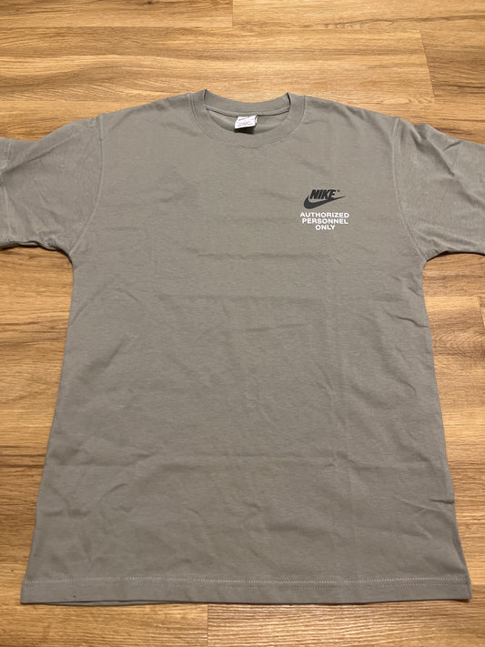 Nike Tshirt „Authorized Personnel Only“ in khaki-grün, Größe wählbar