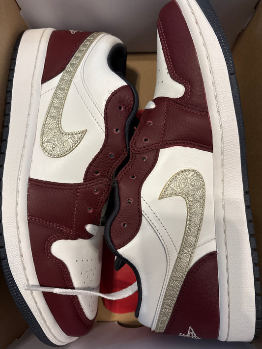 Air Jordan 1 low weiss/weinrot/gold, Größe 42