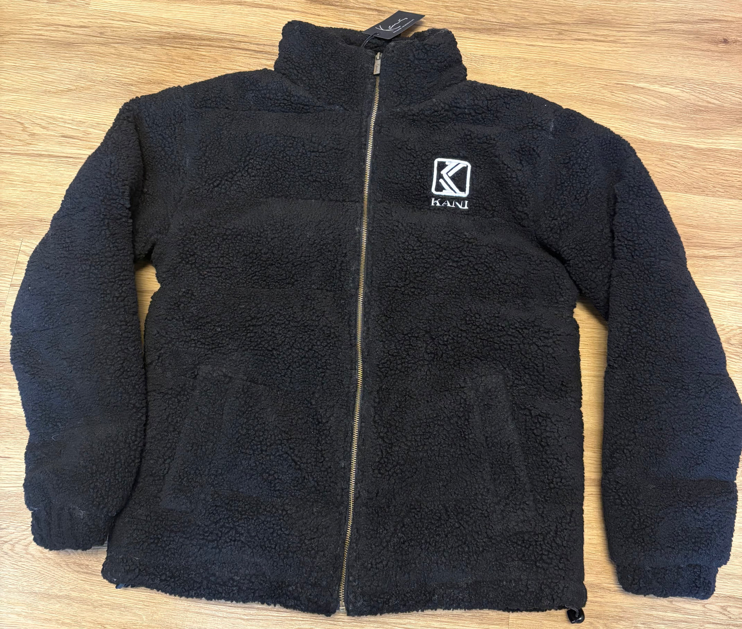 Karl Kani Retro Puffer Plüsch Jacke in schwarz, Größe M