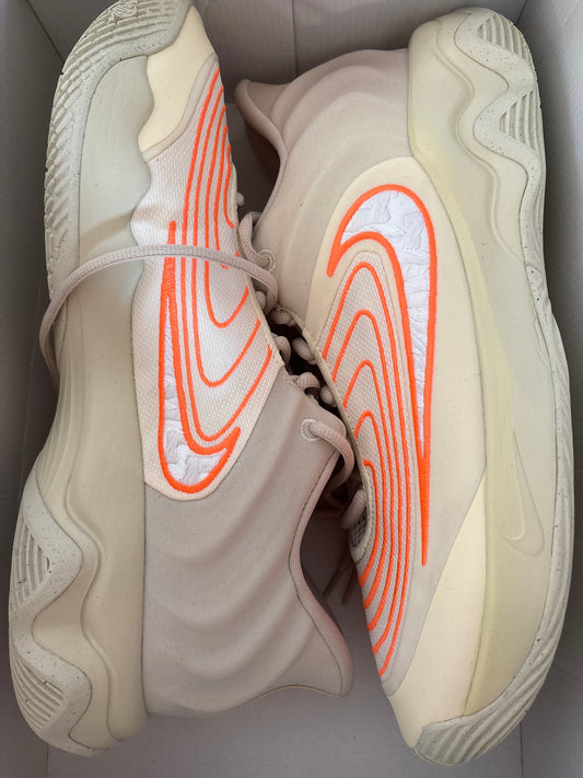 Nike Giannis Immortality 4, in Creme/orange, Größe wählbar