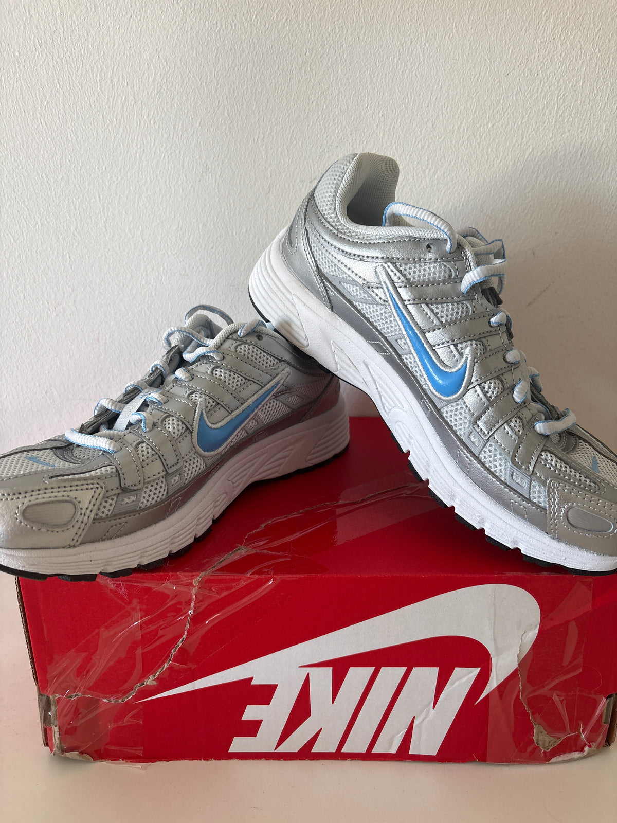 Nike P-6000 in grau/silber/hellblau, Größe 38