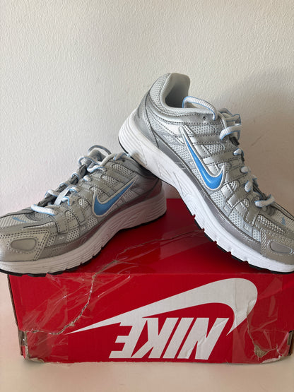 Nike P-6000 in grau/silber/hellblau, Größe 38
