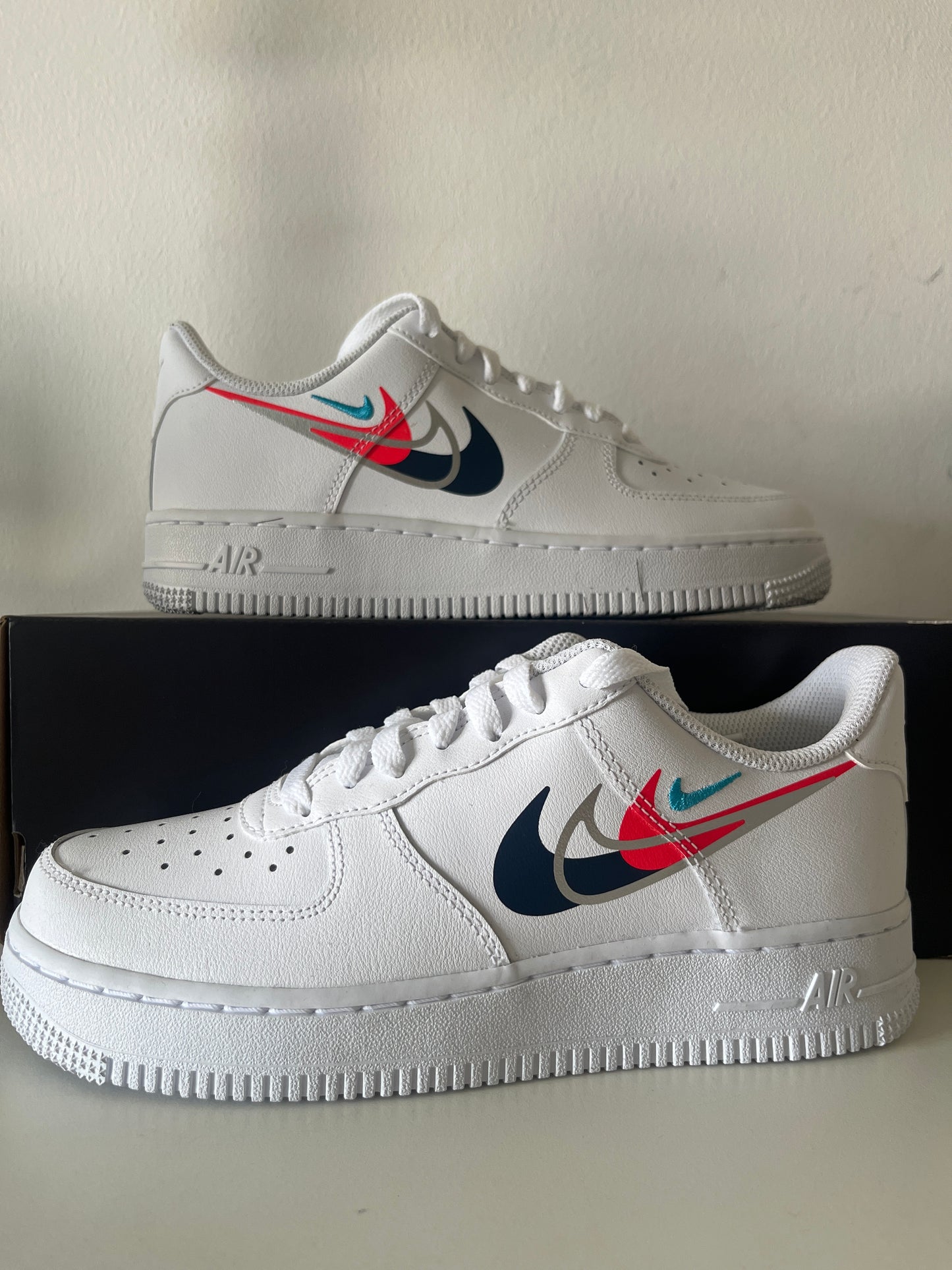 Nike Air Force 1 '07 in weiß/pink/blau/schwarz, Größe 38