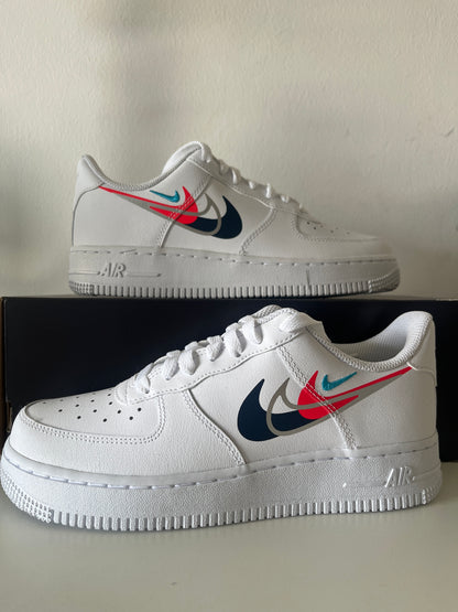 Nike Air Force 1 '07 in weiß/pink/blau/schwarz, Größe 38