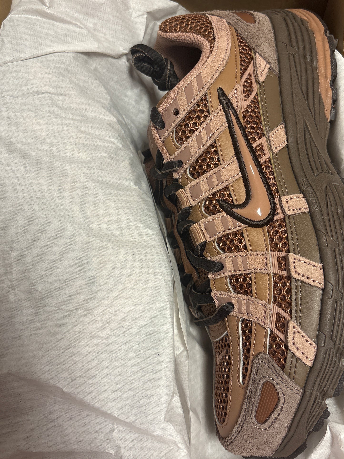 Nike P 6000 SE in Brauntönen, Größe 38,5
