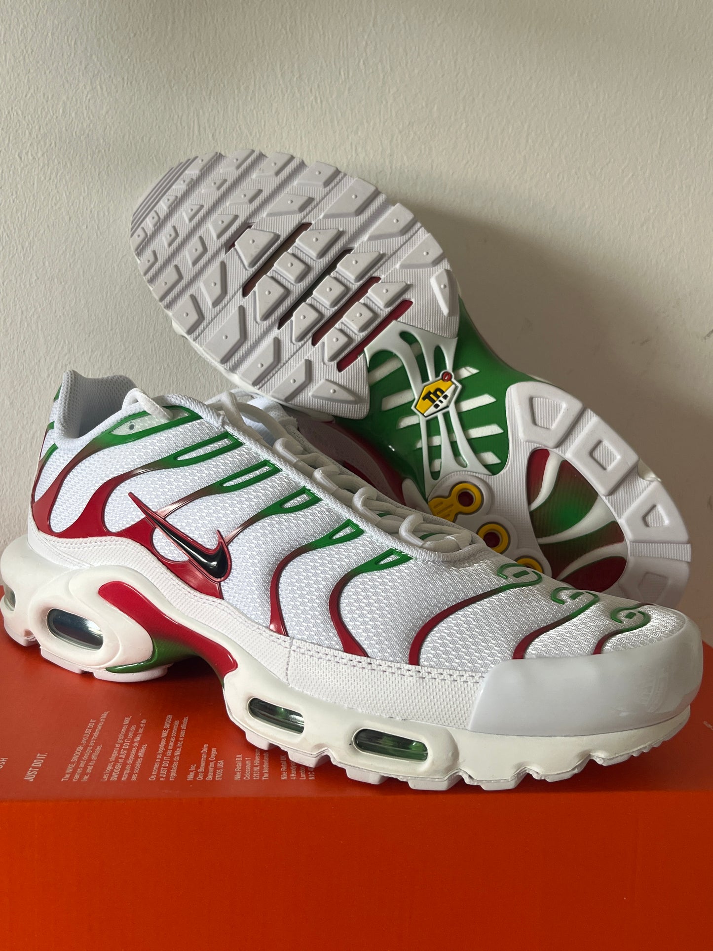 Nike Air Max Plus TN in weiß/rot/grün, Größe 47,5