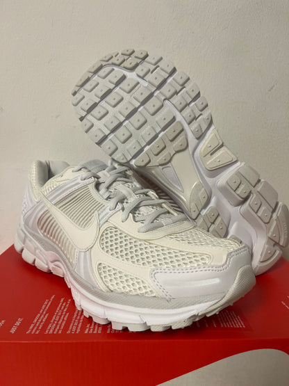 Nike Zoom Vomero 5 in weiß mit schimmernden Details, Größe 42,5