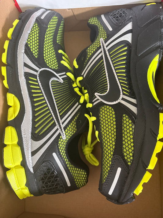 Nike Zoom Vomero 5 in schwarz/neon, Größe 42,5