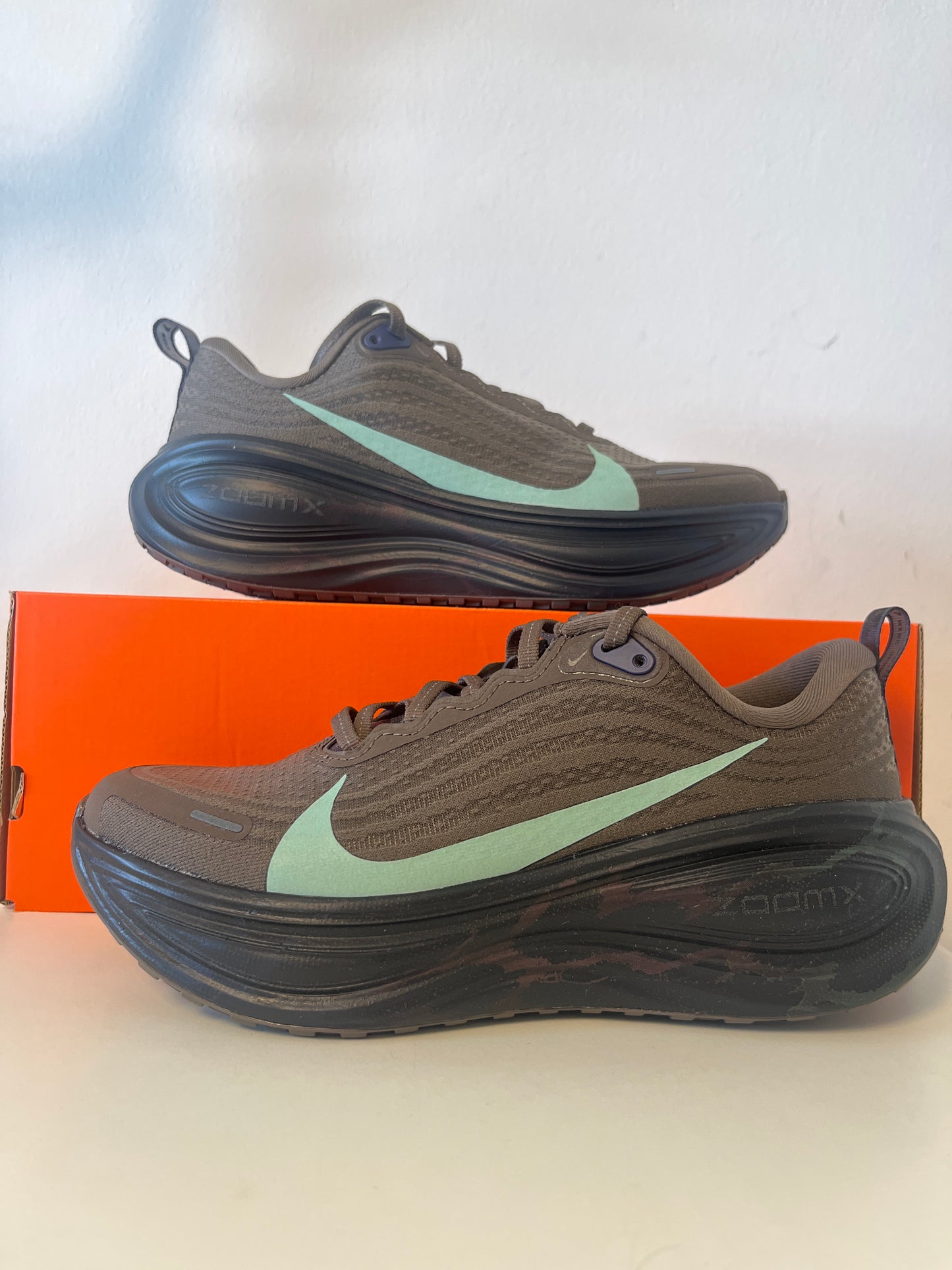 Nike Vomero Plus in braun/schwarz/mint mit lila Details, Größe 38,5