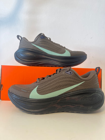 Nike Vomero Plus in braun/schwarz/mint mit lila Details, Größe 38,5