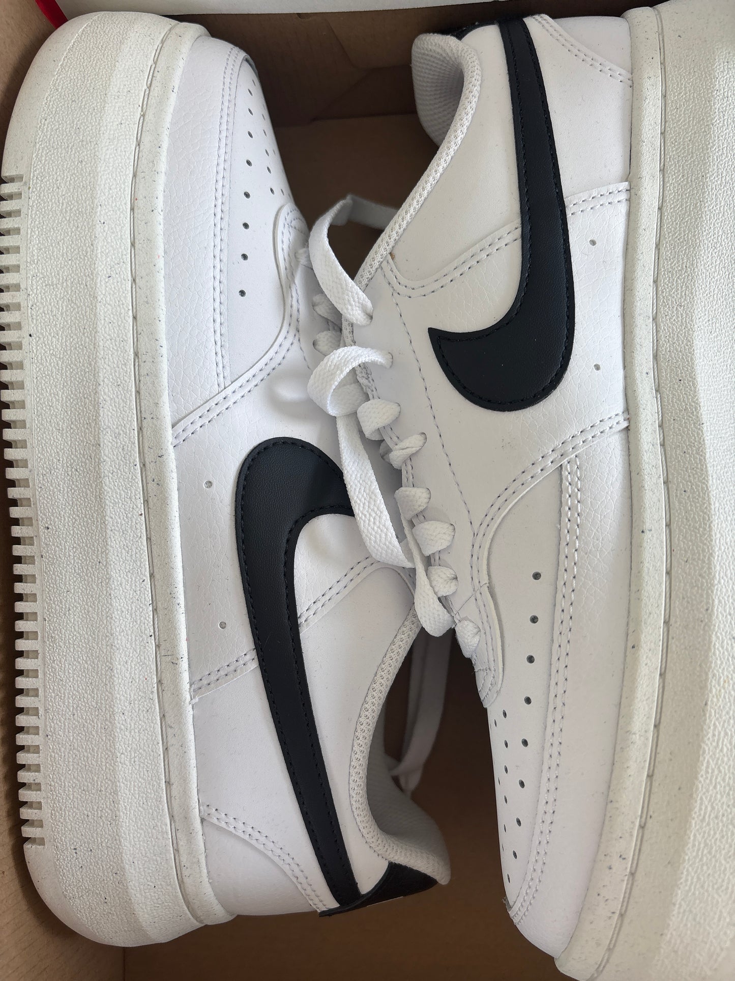 Nike Court Vision Alta, Gr. 41 in schwarz/weiss