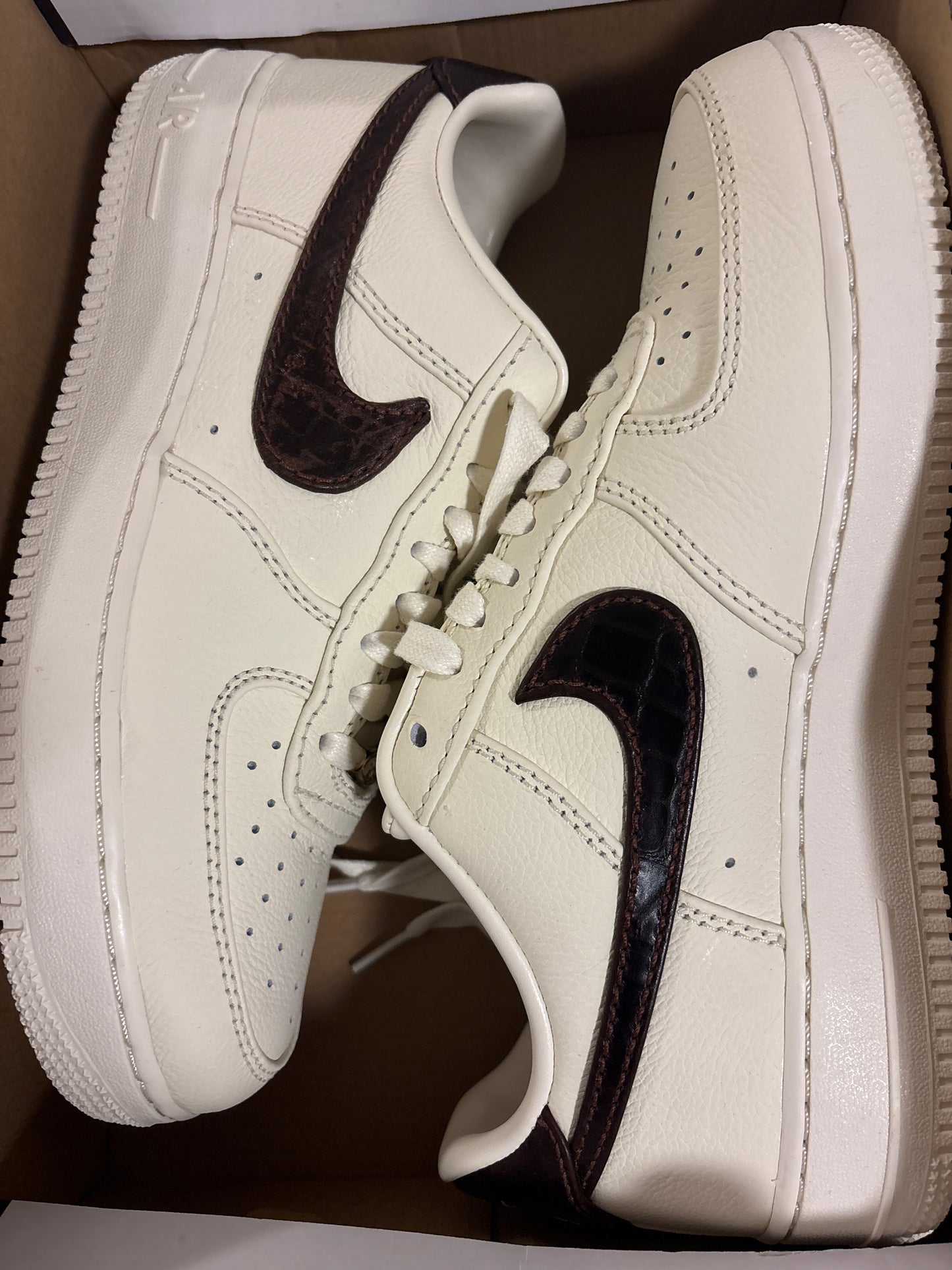 Nike Air Force 1 in weiss/creme/braun/Schlangenmuster, Größe 42