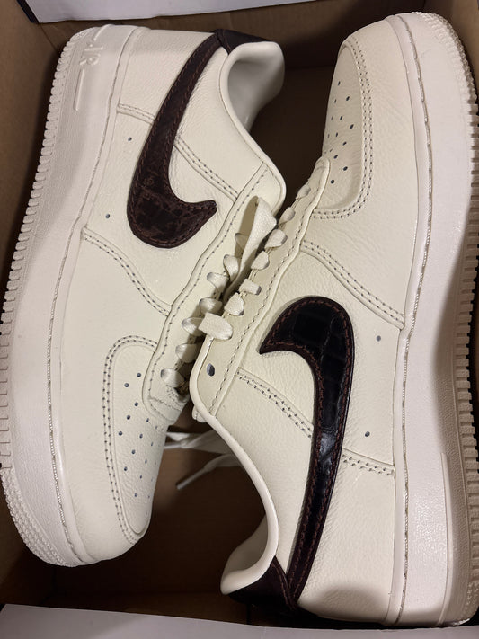 Nike Air Force 1 in weiss/creme/braun/Schlangenmuster, Größe 42