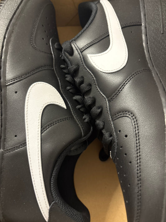 Nike Air Force 1 schwarz/weiss, Größe 44,5