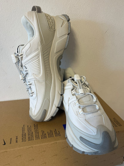 Nike Zoom Vomero Roam in weiss/creme, Größe wählbar