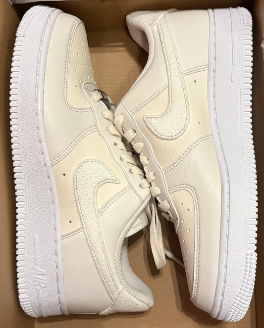 Nike Air Force 1 in hellcreme/weiss, Größe wählbar