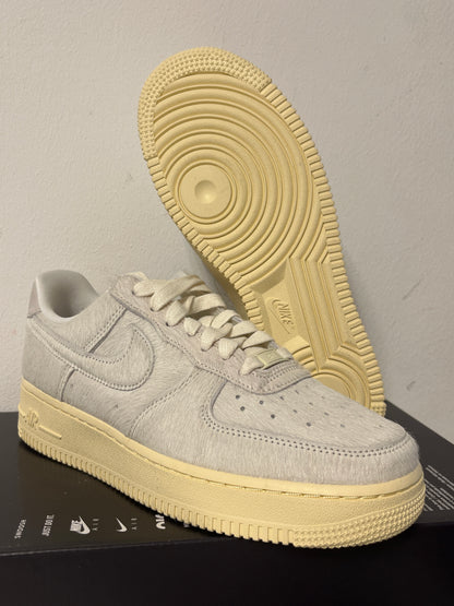 Nike Air Force 1 '07 in beige/grau haarig, Größe 39