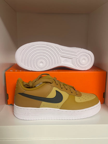 Nike Air Force 1 in verschiedenen Brauntönen, Größe 37,5