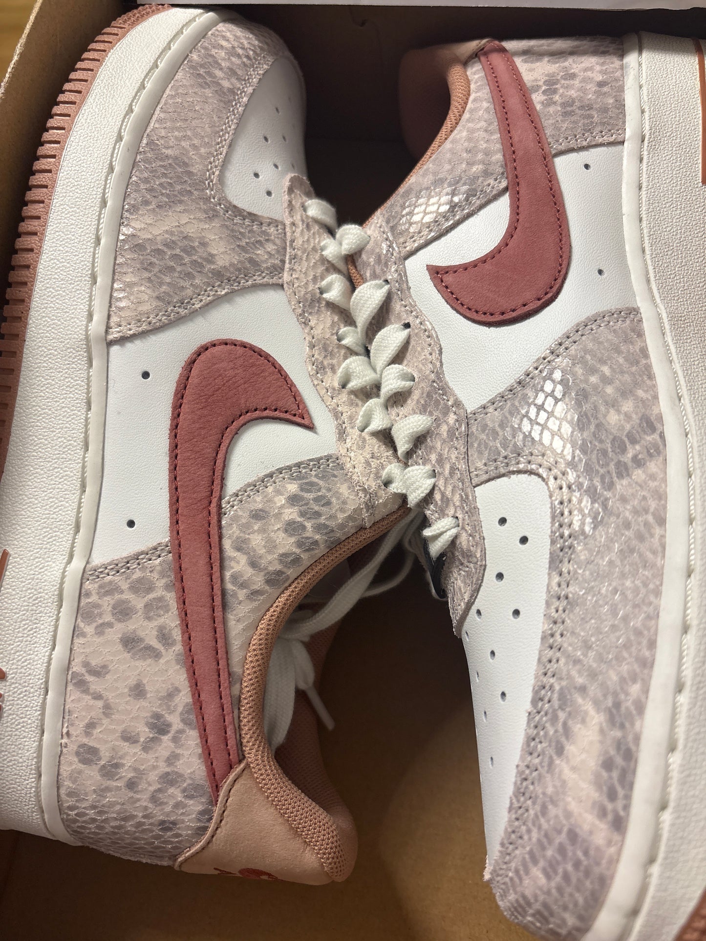 Nike Air Force 1 weiss/Schlangenmuster/brombeere, Größe 42
