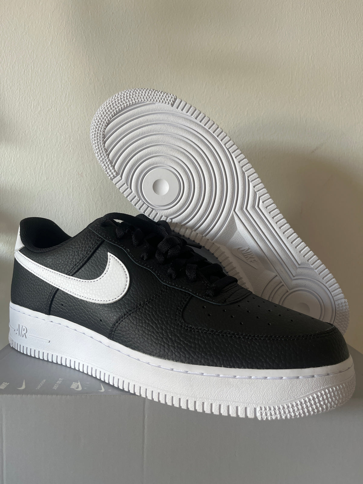 Nike Air Force 1 '07 in schwarz/weiß, Größe 47,5