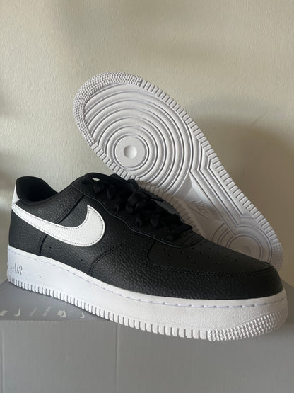 Nike Air Force 1 '07 in schwarz/weiß, Größe 47,5