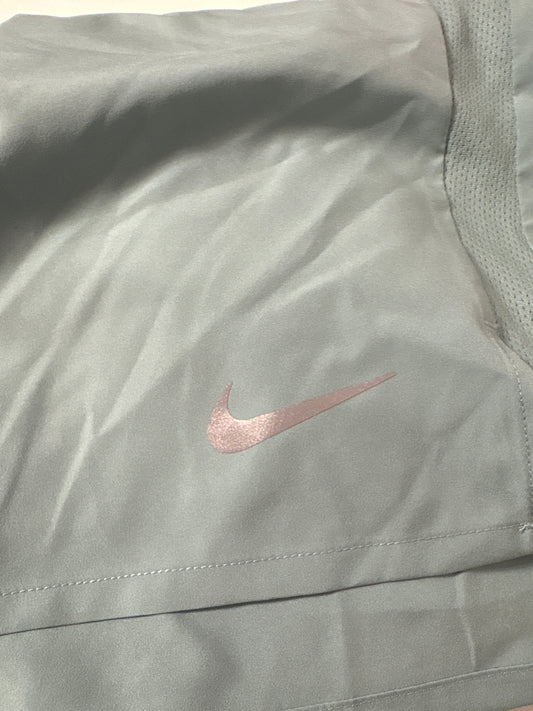 Nike Laufhose kurz in grünton, Größe M