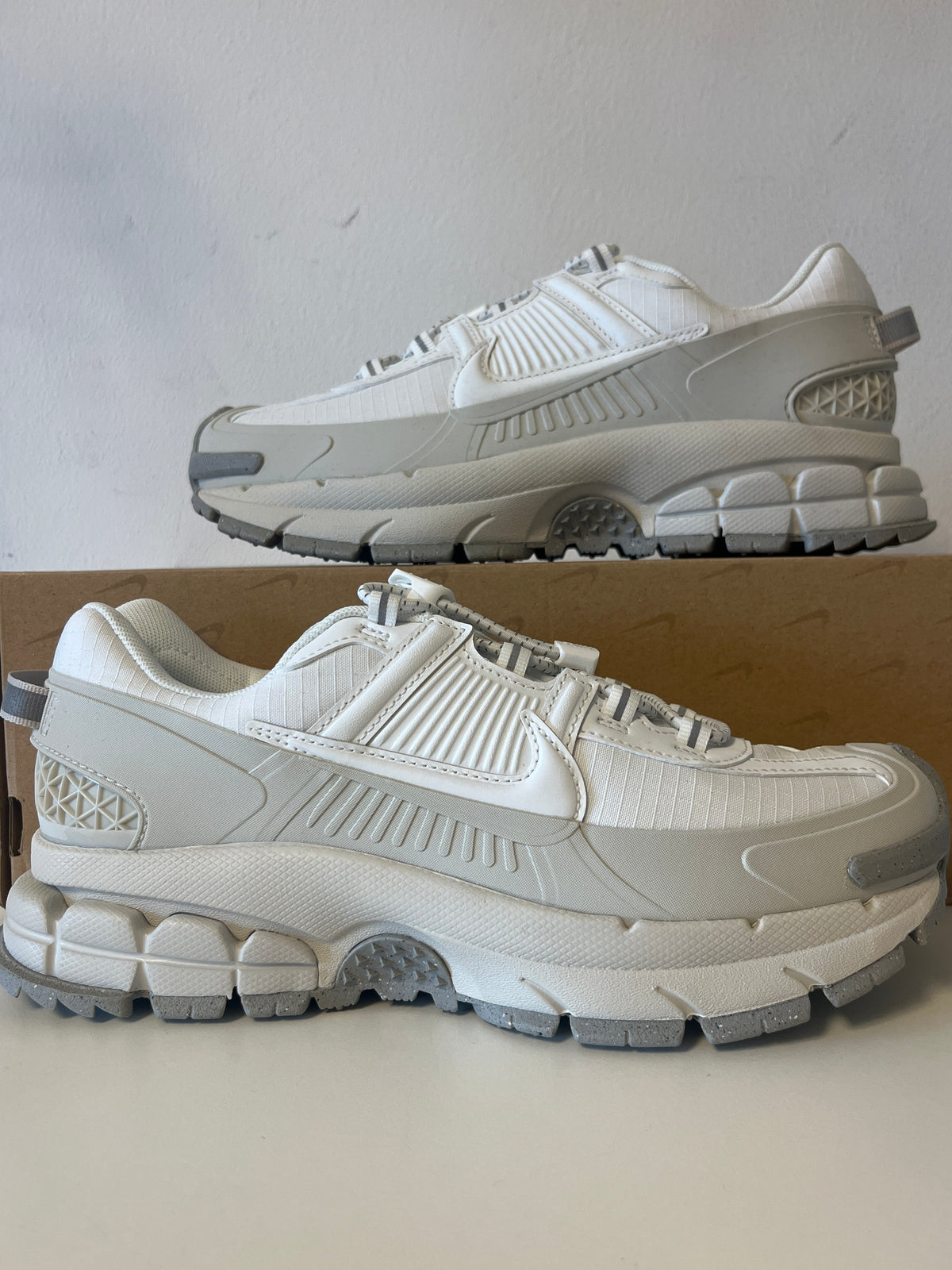 Nike Zoom Vomero Roam in weiss/creme, Größe wählbar