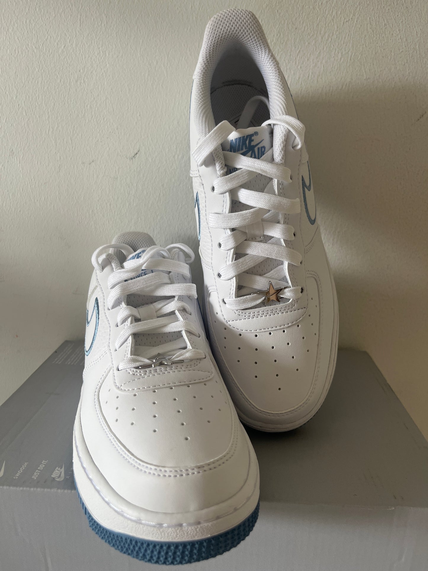 Nike Air Force 1 in weiß/blau mit Sternchen, Größe 38,5