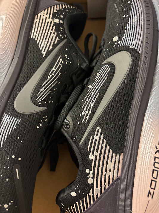 Nike Vomero 18, Größe 40, dunkellia/silber
