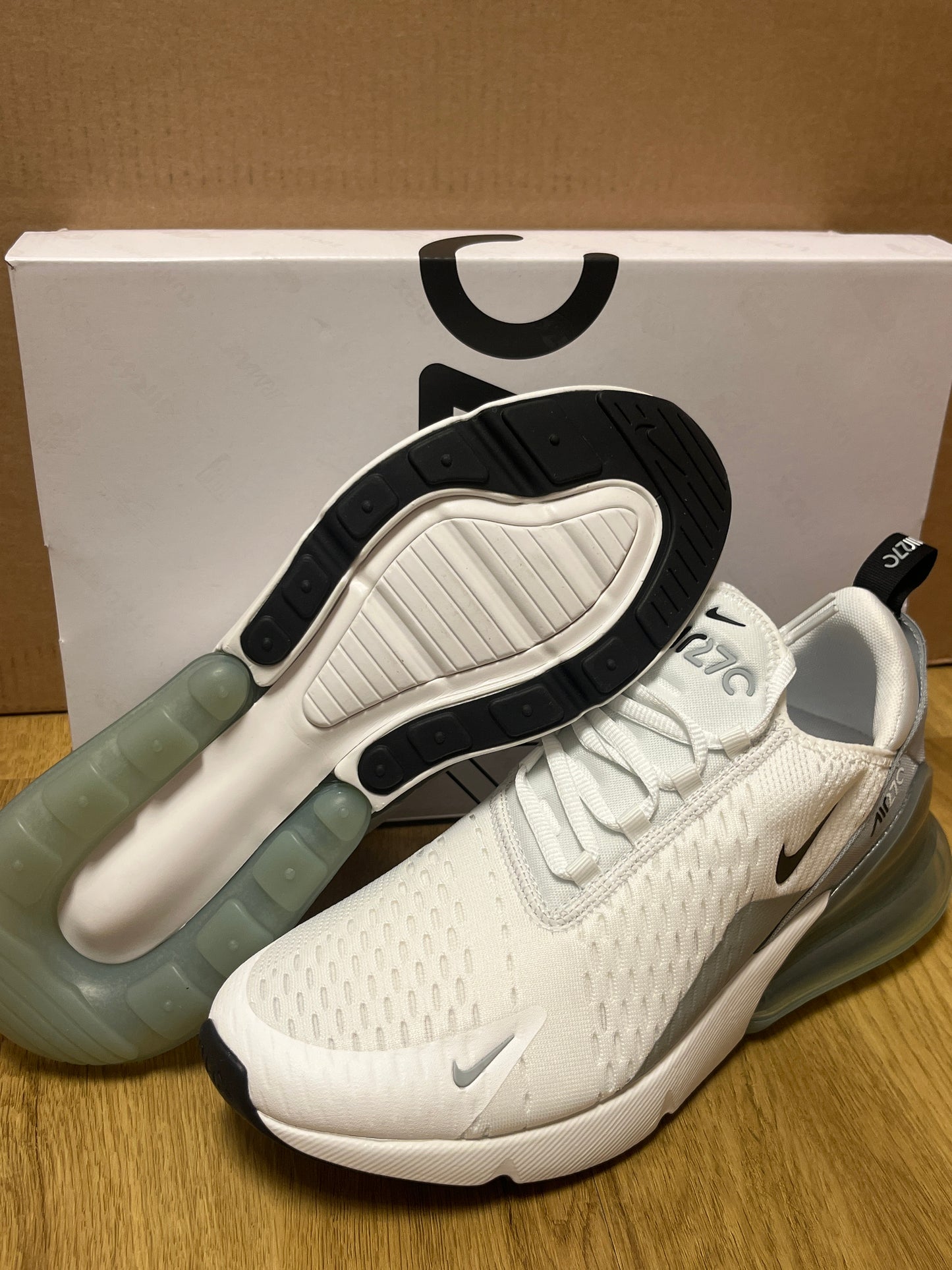 Nike Air Max 270 in weiß/grau/schwarz, Größe wählbar