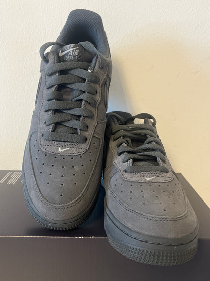 Nike Air Force 1 '07 LV8 in dunkelgrau/schwarz aus Wildleder, Größe wählbar
