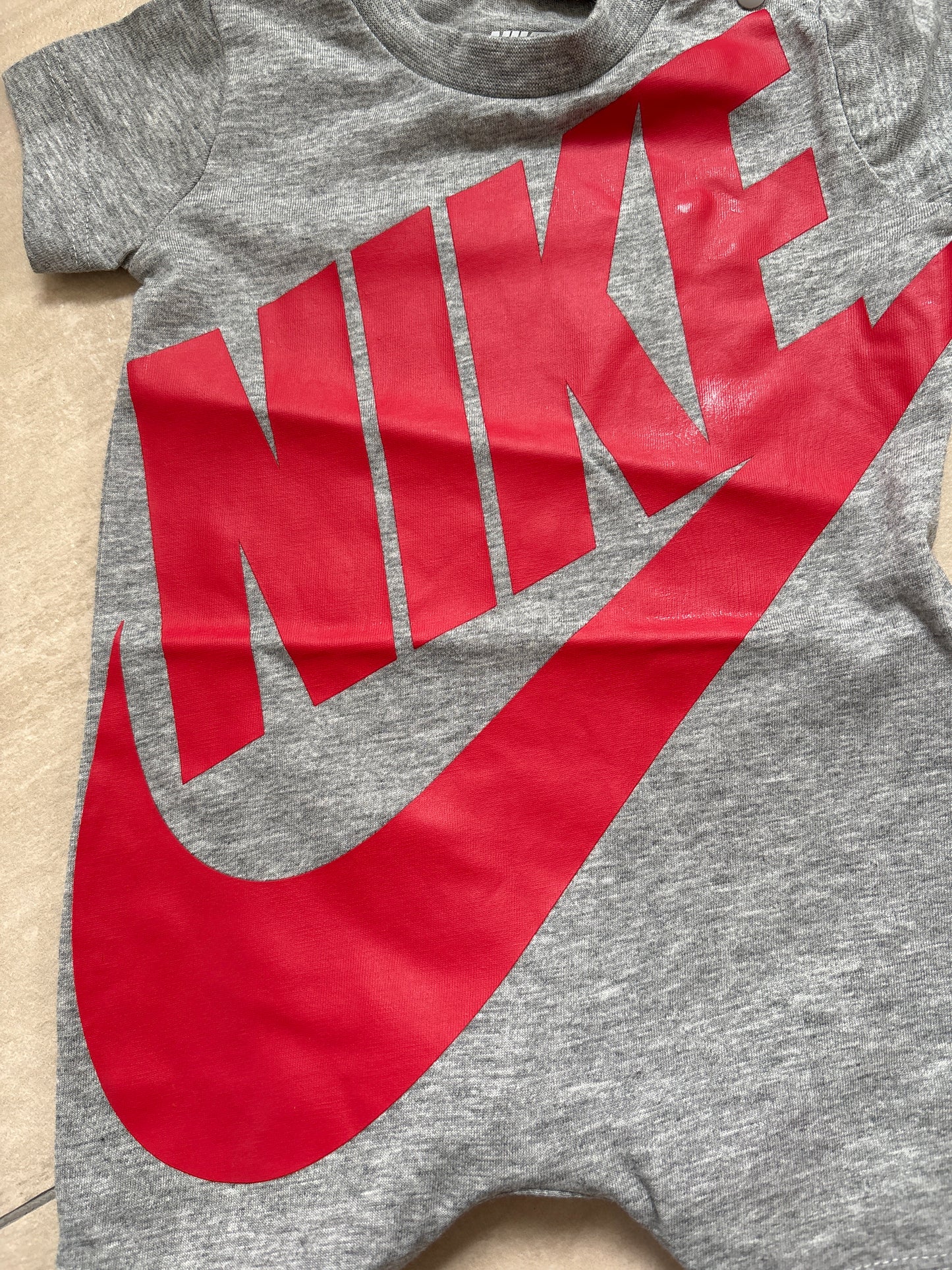 Nike Strampler für Neugeborene, Größe 68-74cm in grau/rot